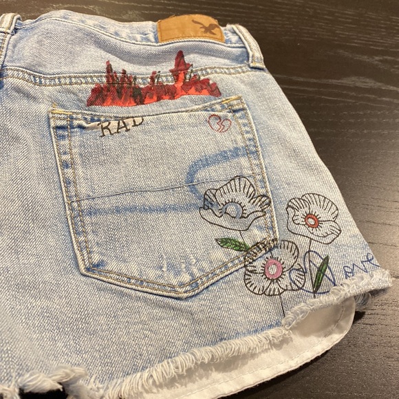 American Eagle Vintage Painted Distressed Denim Shorts; button fly; size 4 - Picture 6 of 11